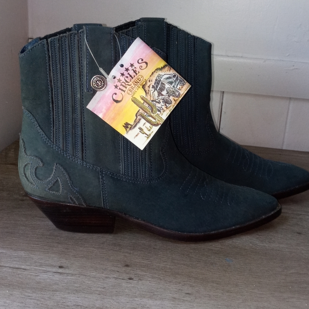 Circles brand women leather short boots size 8m